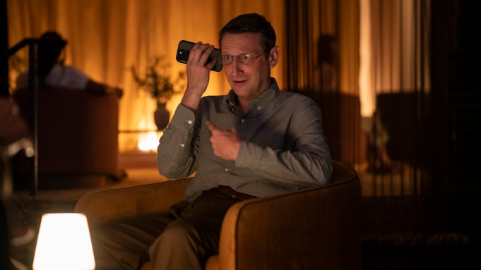 Між крісел (The Chair Company) дата виходу серій та аналіз серіалу