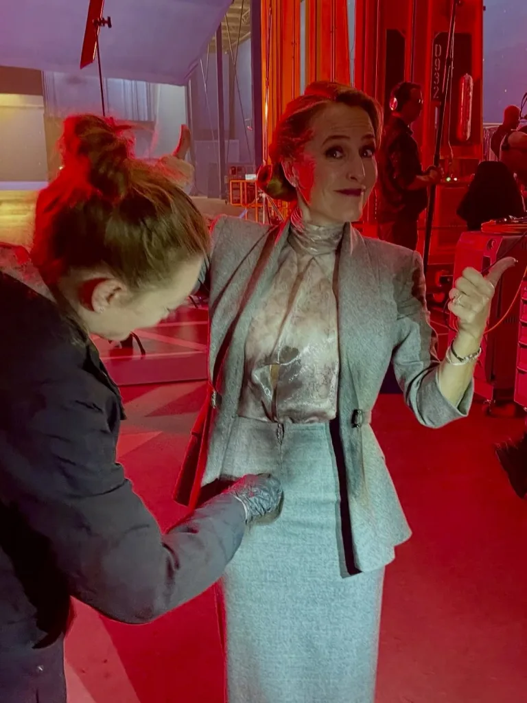 Gillian Anderson в кадрі — розсекречено: поранений живіт на зйомках 3 Gillian Anderson в кадрі — розсекречено: поранений живіт на зйомках