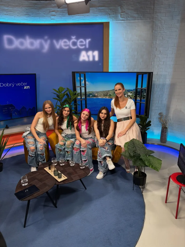 Чеський молодіжний колектив Rebelky заінтригував фанатів новим кліпом Učitelko, tanči