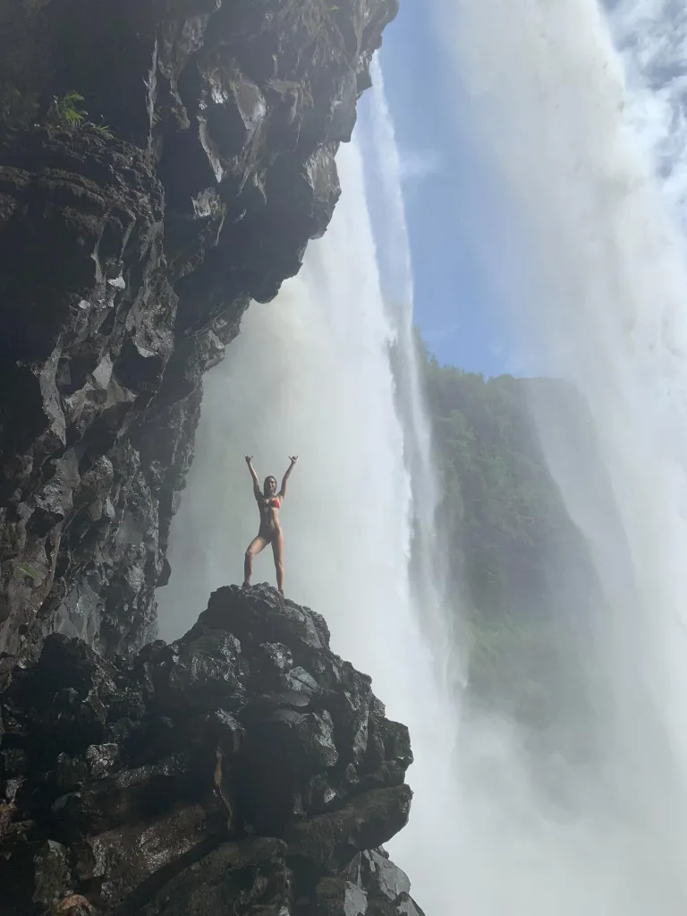 Мелісса Баррера показала виняткові кадри з величезного водоспаду: акторка завершила знімання й ділиться настроєм року