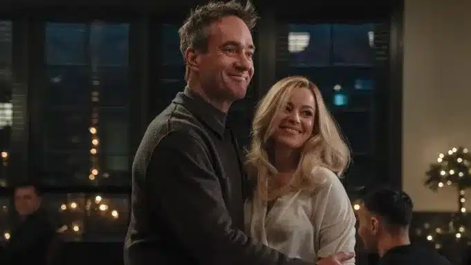 Кадр, у якому шлюб поміщається на долоні: «Мініатюрна дружина» від SKY