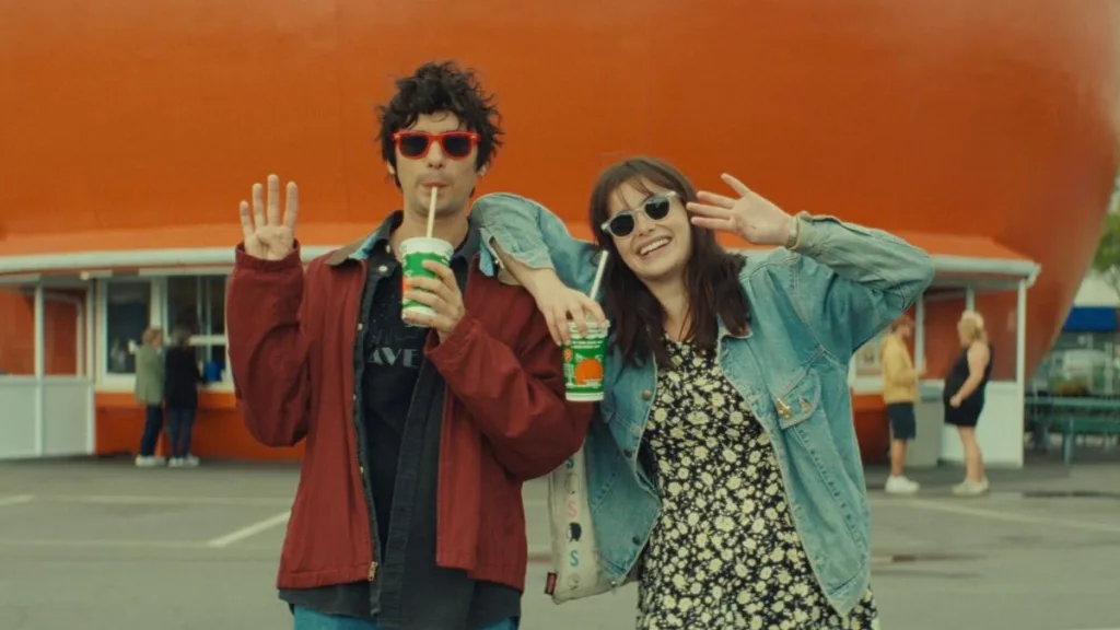 Барбі Феррейра та Девон Бостік у трейлері романтичної комедії «Mile End Kicks»